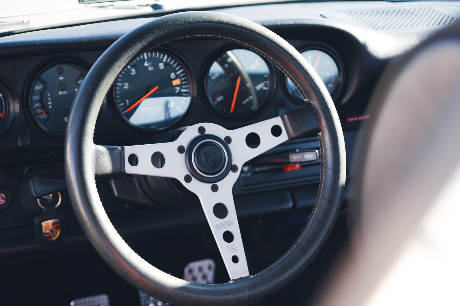 Entretien du volant avec sensibilité – nettoyage, protection et ravivage de la couleur pour cuir très sollicité